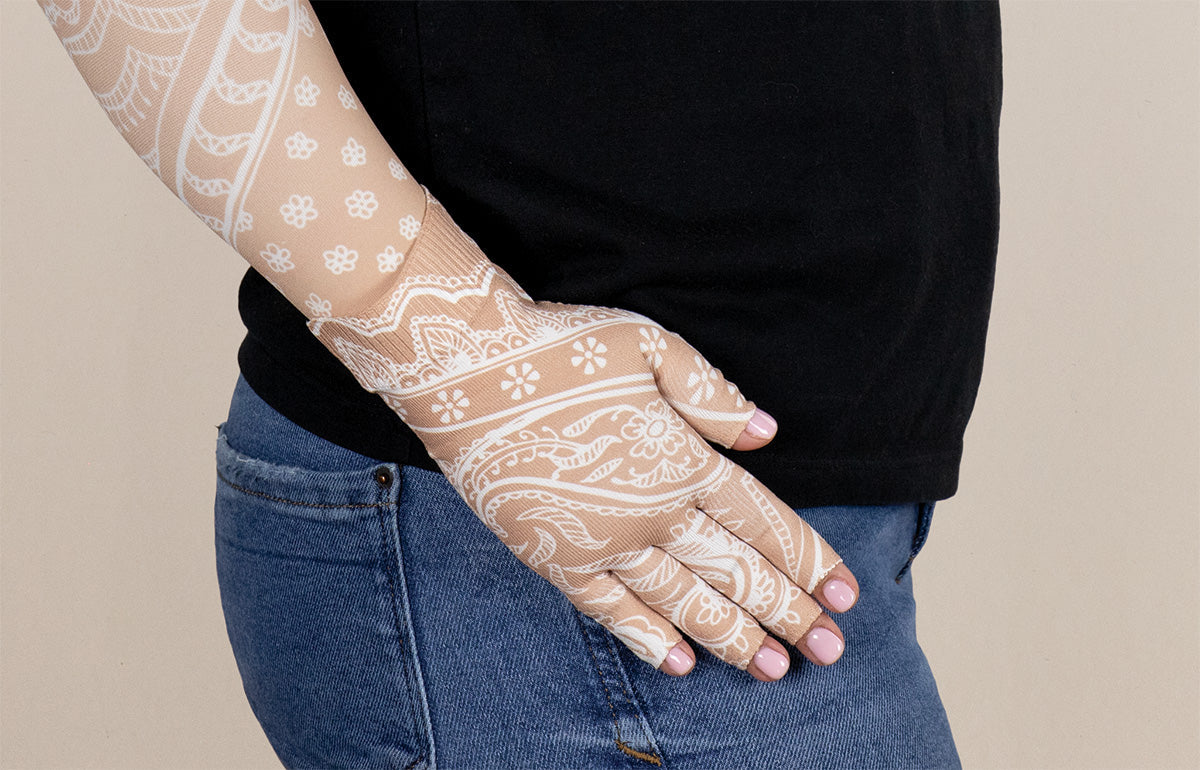 Daisy Tan Gradient Compression Glove